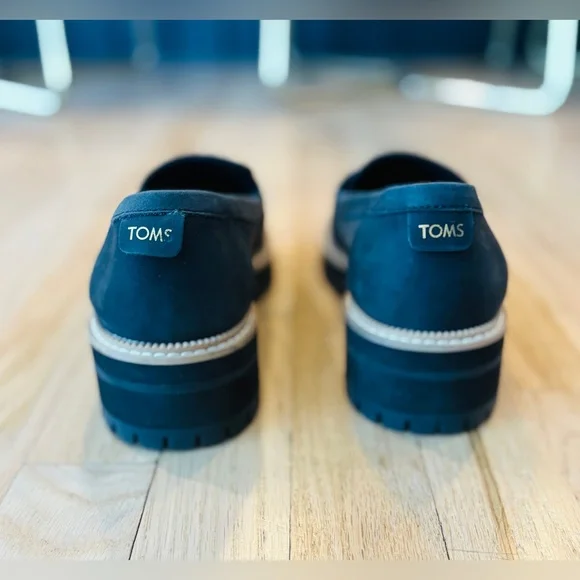 TOMS Cara Penny Loafer Lug Sole Black Leather Platform Slip On Comfy Women’s 10 - Picture 12 of 13